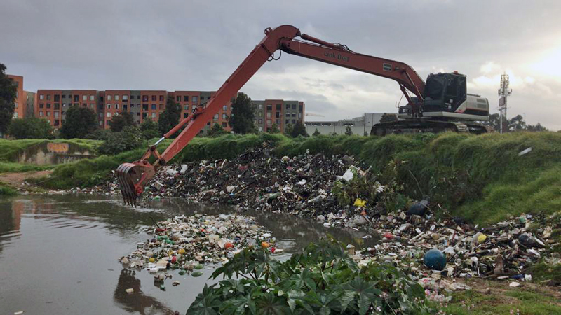 Adelantan cuarto operativo del año para retirar toneladas de basuras arrojadas al rio Tunjuelo
